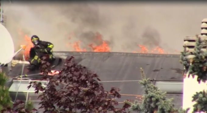 Incendio in un palazzo: “Tenete chiuse le finestre”