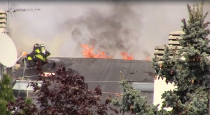 Incendio in un palazzo: "Tenete chiuse le finestre"