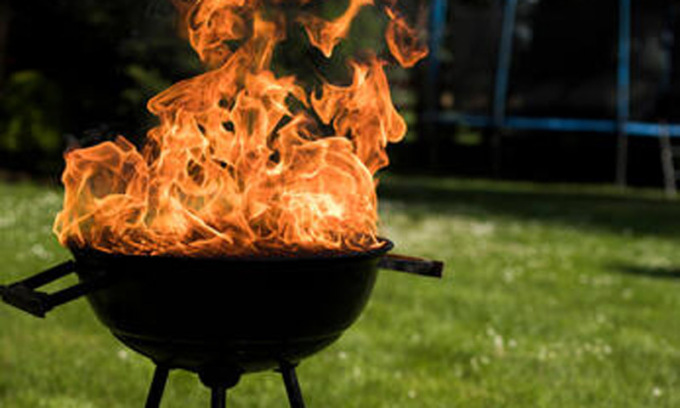 Esplode la bottiglia con l’alcol durante il barbecue, grigliatore ustionato