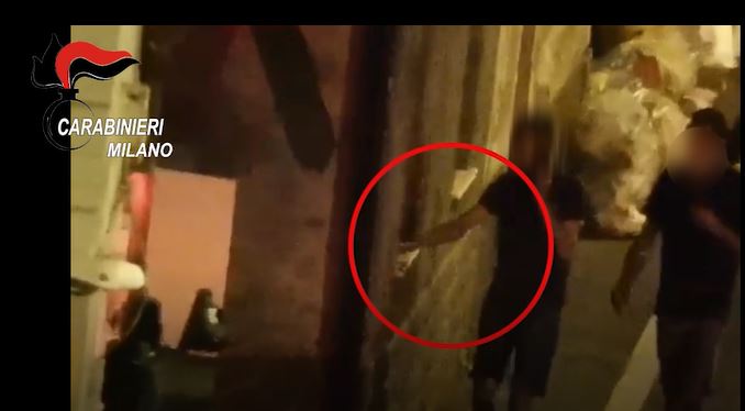 Spaccio take-away dalla finestra di casa: 10 persone arrestate