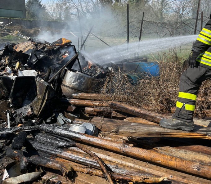 Sterpaglie e legnaia in fiamme