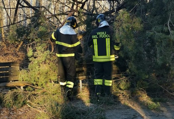 Forte vento, pompieri in azione
