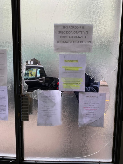 Paziente insoddisfatto manda in frantumi la vetrata dello studio medico