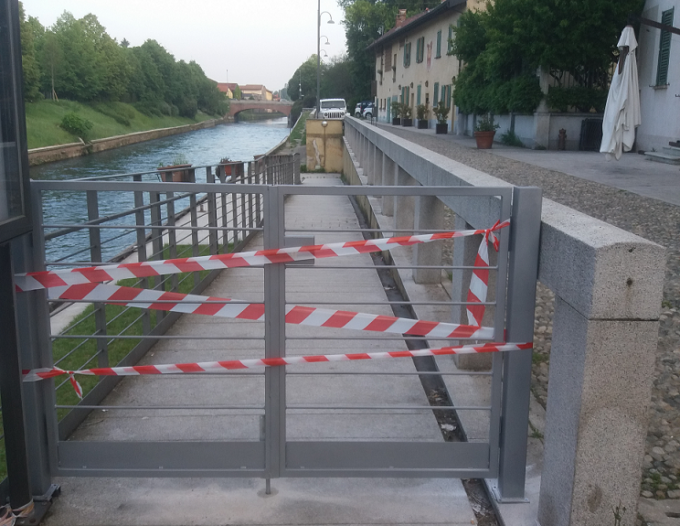 Chiusa con un cancello la passeggiata al Naviglio: lo sdegno dell’opposizione