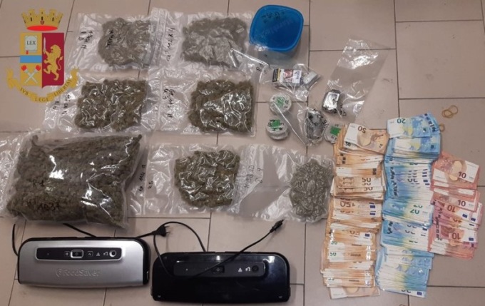 Nascondevano la droga nel mangime del cane e 26mila euro nel detersivo: arrestati tre ventenni