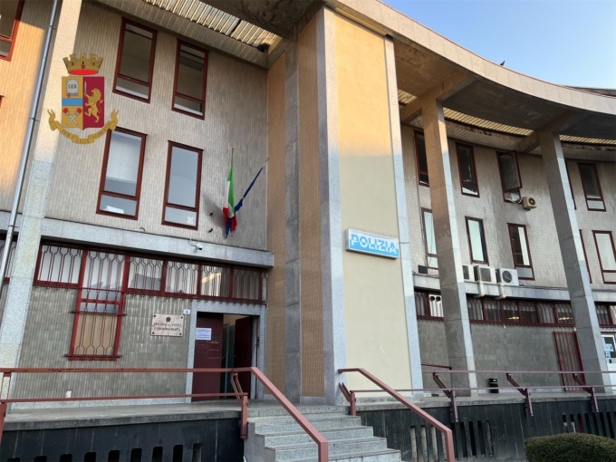 Quattro ragazzi non vogliono mettere la mascherina sul bus e insultano l’autista