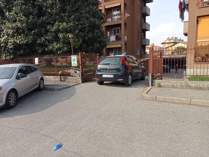 Anziano precipita dal balcone e muore