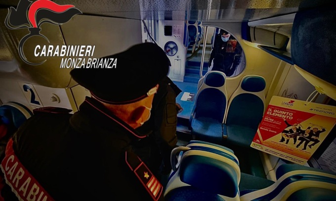 Schiamazzi, fumo, piedi sui sedili e graffiti: carrozza del treno messa a soqquadro da un gruppo di ragazzi
