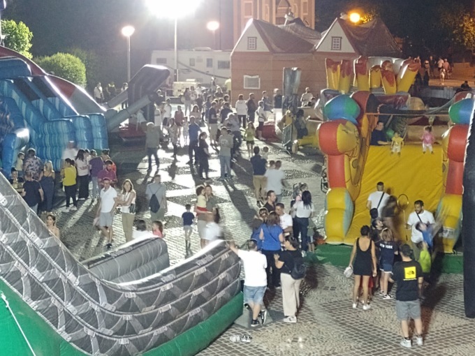 I gonfiabili in piazza fanno impazzire centinaia di bambini