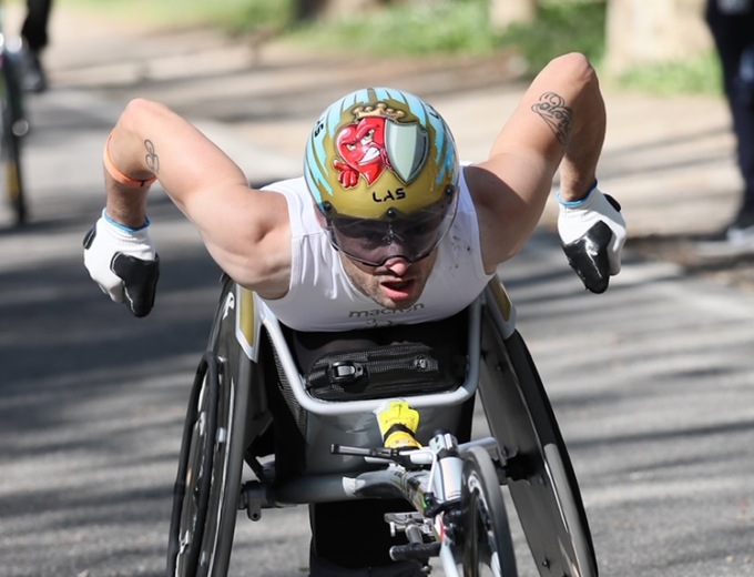 L’atleta paralimpico Toni Milano sceglie la pista d’atletica di Castano Primo per allenarsi
