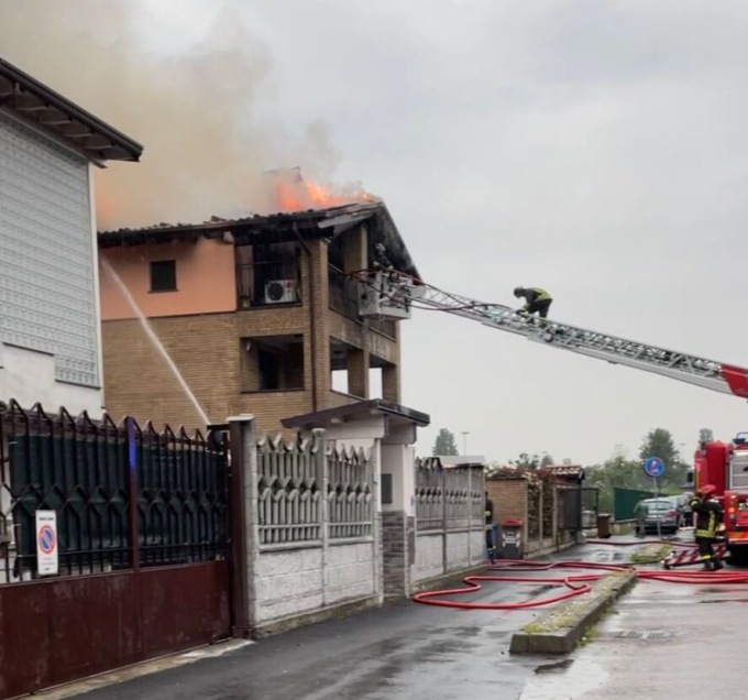 Tetto in fiamme: diverse ore di lavoro per spegnere il rogo