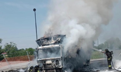 Camion in fiamme: paura lungo la strada provinciale