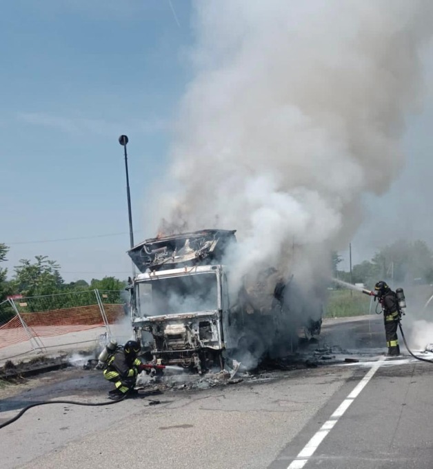 Camion in fiamme: paura lungo la strada provinciale