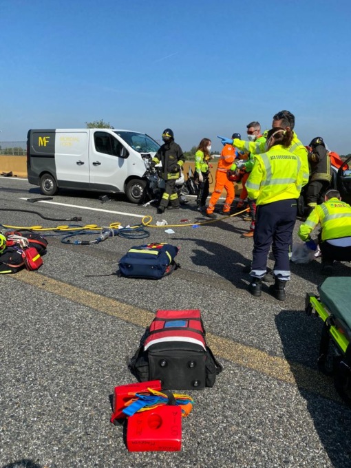Gravissimo incidente in autostrada: due automobilisti morti