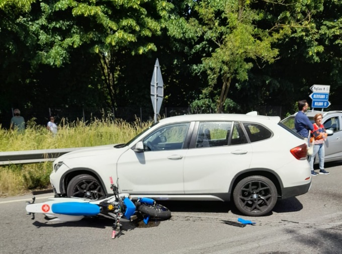 Diciottenne in moto investito da un automobilista: trasportato in codice rosso