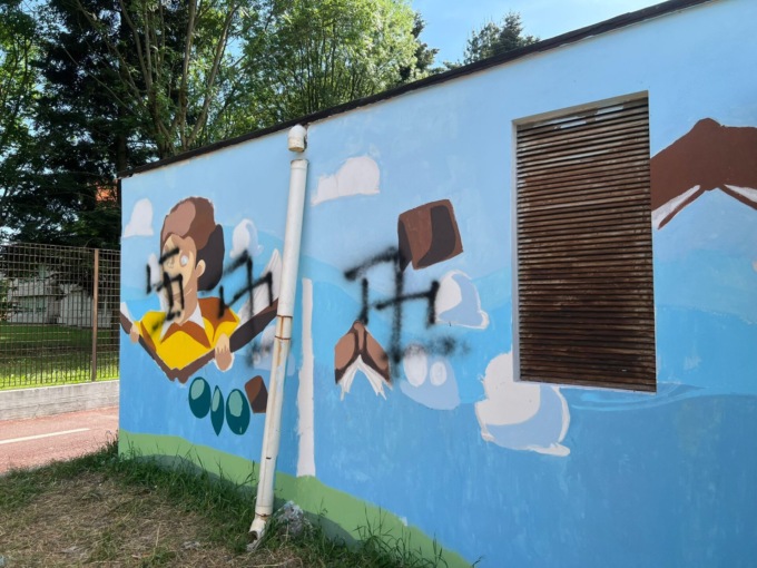 Svastiche sul murale dei ragazzi della scuola media