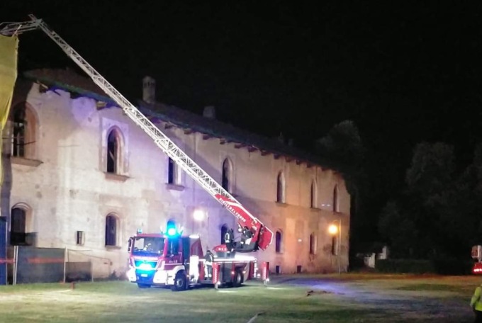Il Castello di Cusago in fiamme: rogo domato nella notte