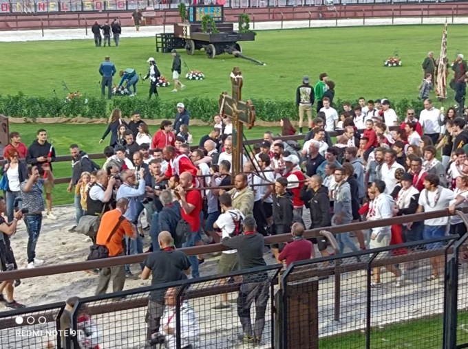 Vince San Magno, il Palio è rossobiancorosso