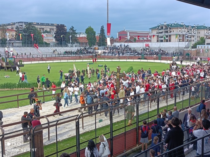 Vince San Magno, il Palio è rossobiancorosso