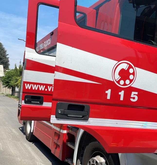 Autocisterna con liquido corrosivo si ribalta