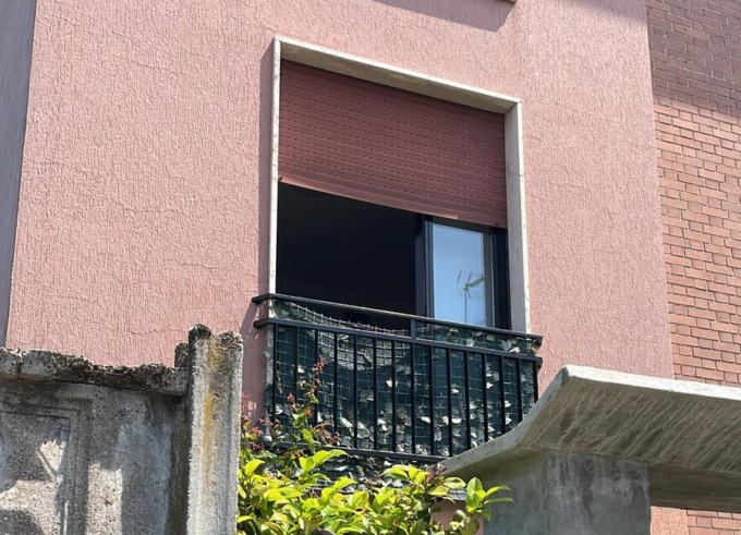 Bambino di 2 anni resta chiuso in casa, salvato dai pompieri