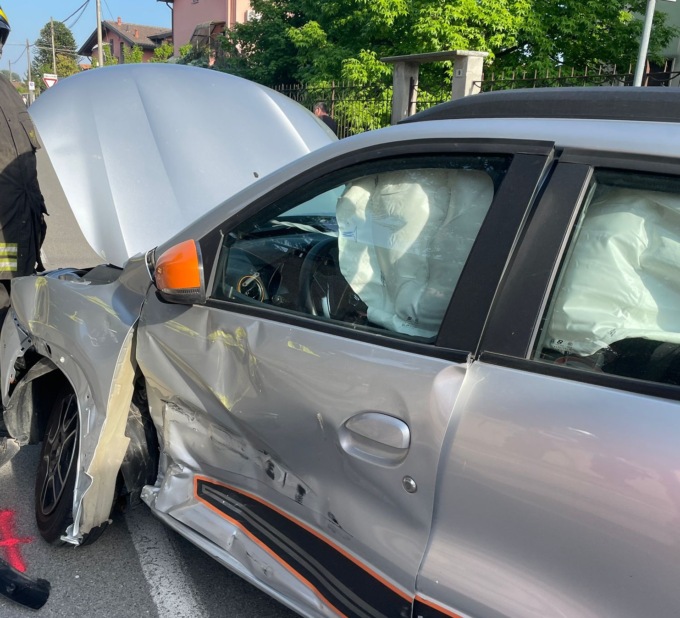 Schianto tra auto e furgone
