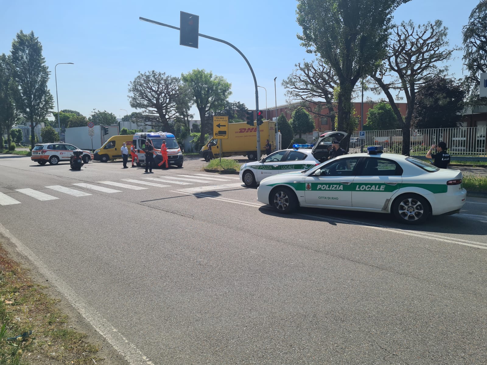 Rho corso de Gasperi incidente auto e moto Polizia Locale e ambulanza soccorsi