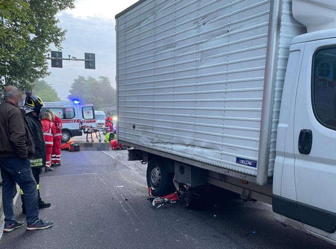 Moto sotto un furgone, 17enne gravissimo
