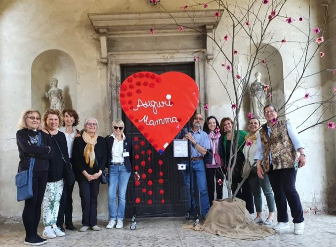 Un cuore per tutte le mamme: l’ultimo capolavoro delle Tricoteuses