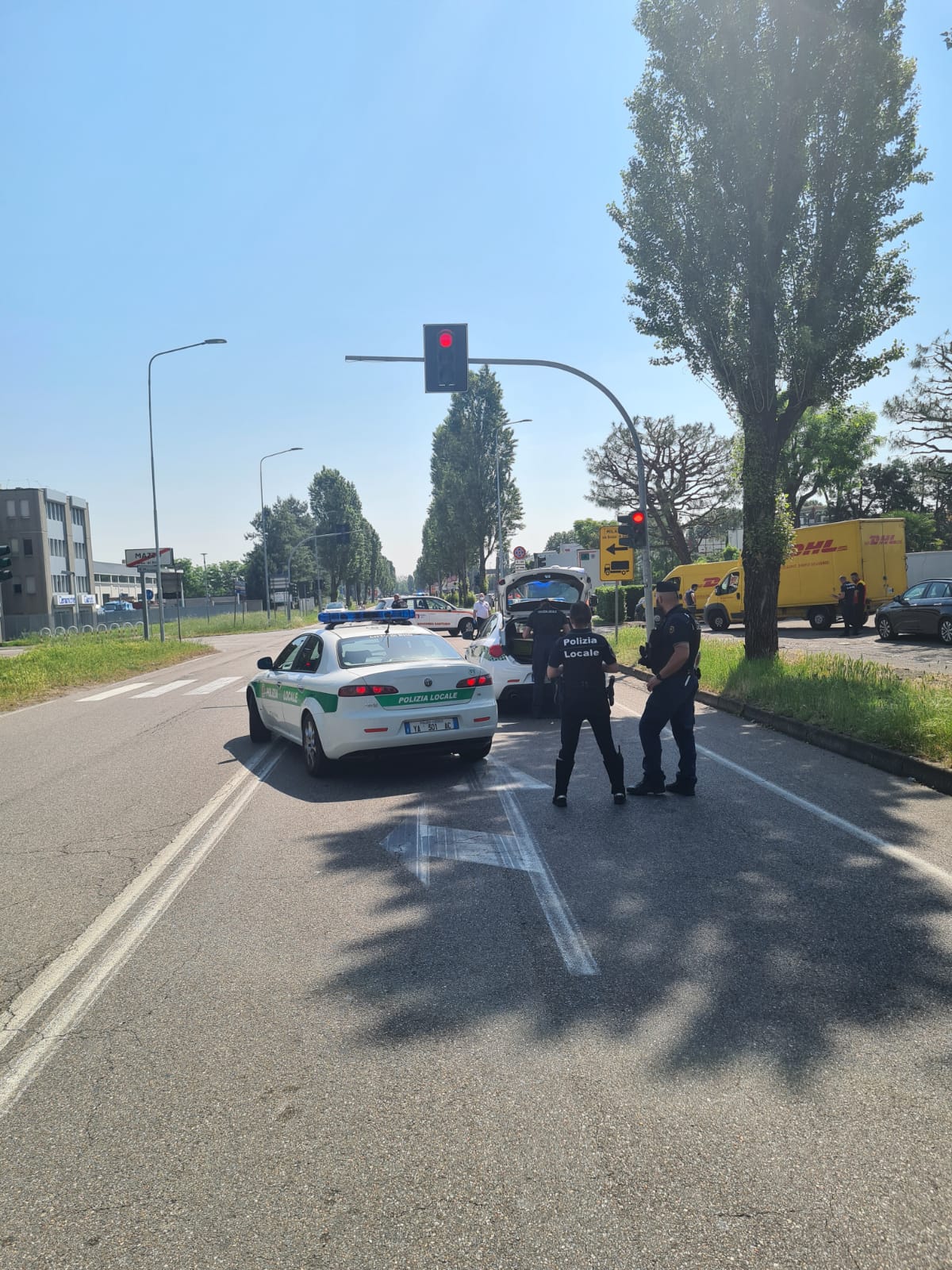 Rho corso de Gasperi incidente auto e moto Polizia Locale e ambulanza soccorsi