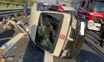 Incidente in autostrada tra una cisterna e un furgone: mezzi distrutti