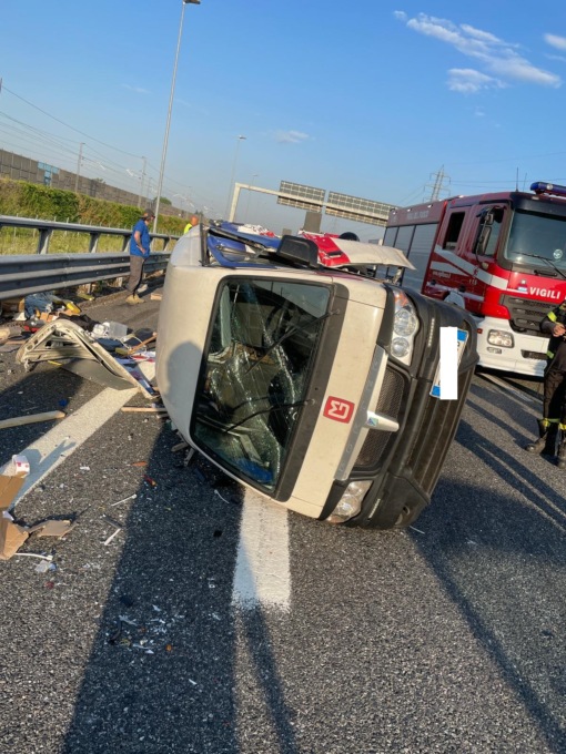 Incidente in autostrada tra una cisterna e un furgone: mezzi distrutti