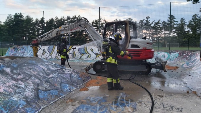 In fiamme l’escavatore che stava abbattendo lo skate-park