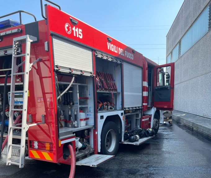 Incendio in ditta, pompieri al lavoro