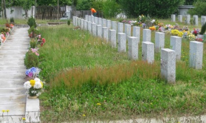 Annaffiatoi rubati al cimitero: Anffas li rimpiazza
