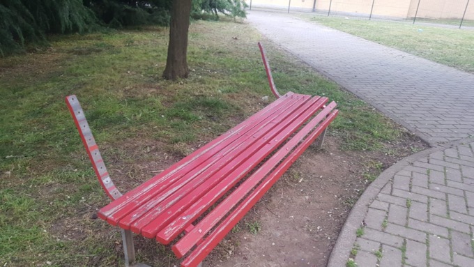 Vandalizzata la “panchina rossa” contro la violenza sulle donne