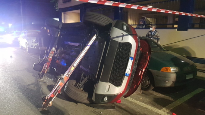 Si ribalta un’auto: due uomini finiscono in ospedale