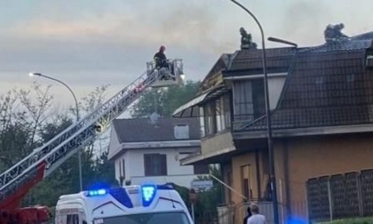 In fiamme il tetto di una villa