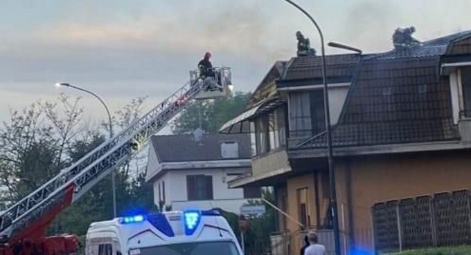 In fiamme il tetto di una villa