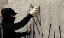 Writer minorenni imbrattano i muri di una scuola media con scritte sataniche e spaccano i crocifissi