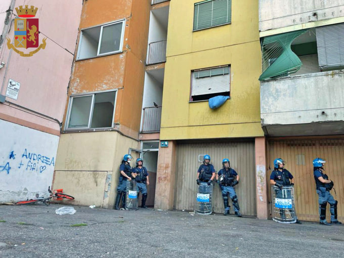 Scontri in via Bolla: sequestrate mazze e coltelli