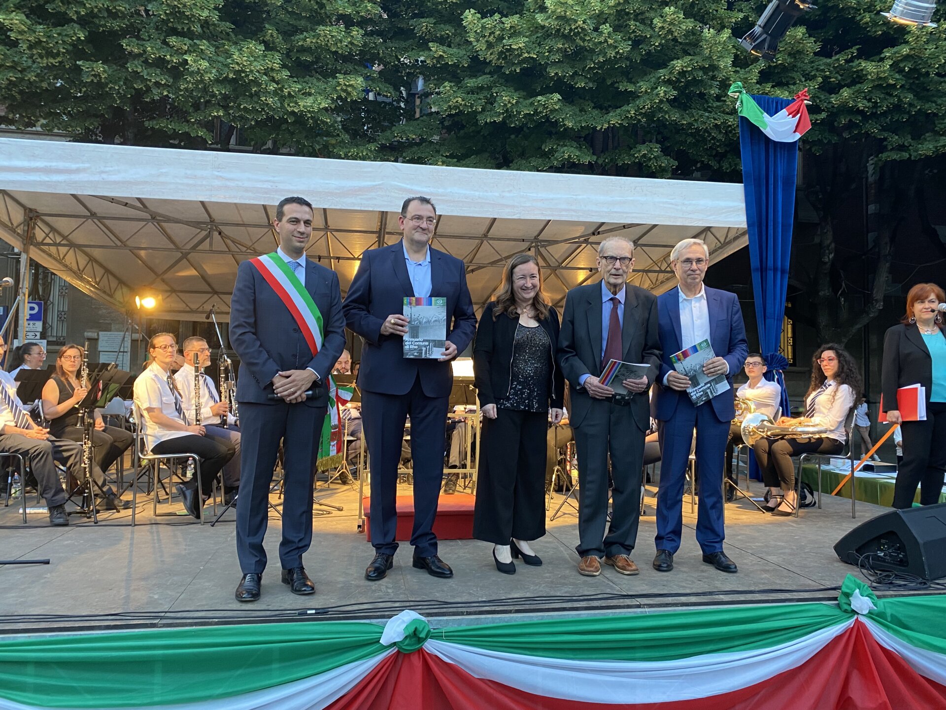 Rho Festa della Repubblica 2 giugno il sindaco Orlandi in fascia tricolore e premiati con onorificenze civiche sindaci