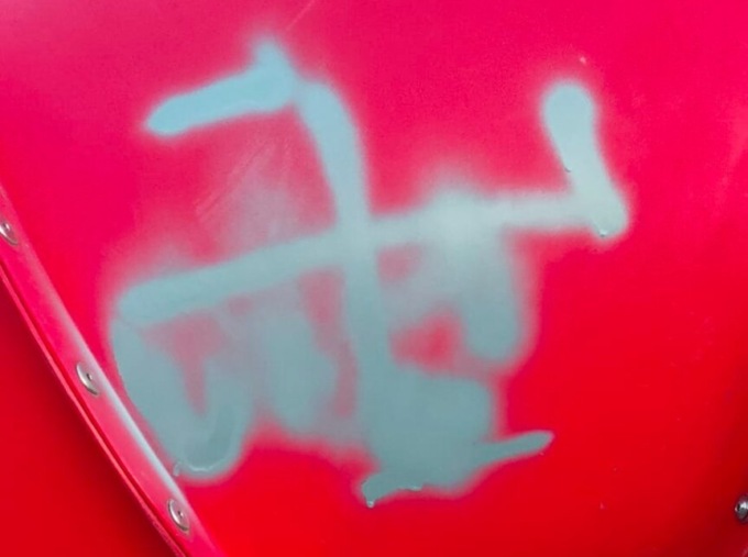 Scritte oscene e svastiche sullo scivolo