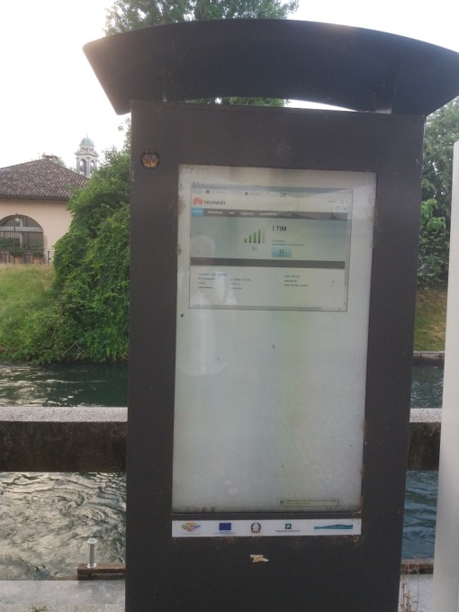 Bacheche e totem abbandonati: "Che spreco!"
