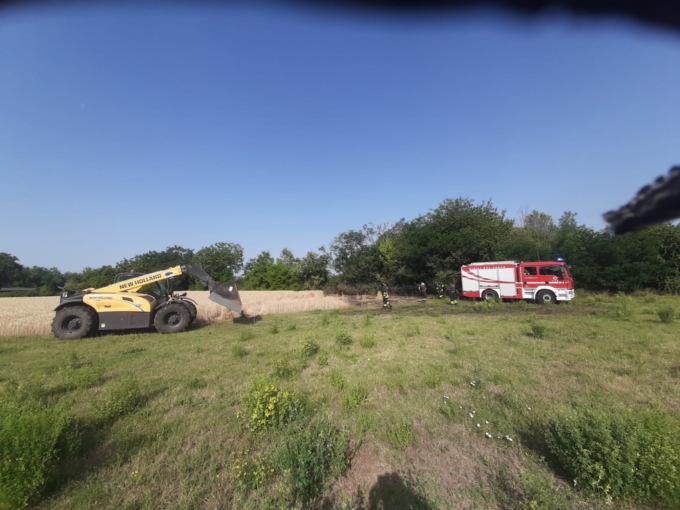 Agricoltore protegge il suo campo dalle fiamme, poi arrivano i pompieri