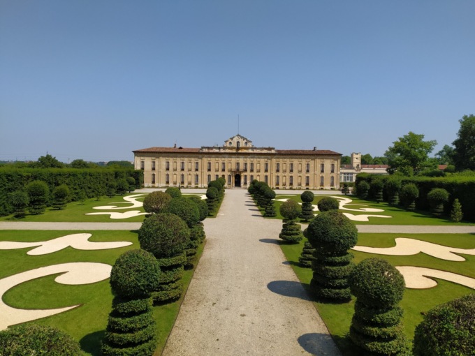 Una passeggiata sul pony in Villa Arconati