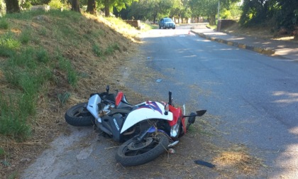 Diciassettenne cade dalla moto e scivola per diversi metri: trasportato in ospedale