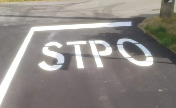 Lo “Stop” si trasforma in “Stpo”: sistemato poco dopo