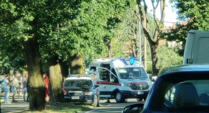 Scontro fra una moto e un furgone: il centauro finisce in ospedale