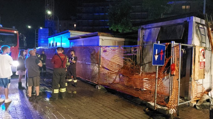 A fuoco un container: ustioni per un ragazzo
